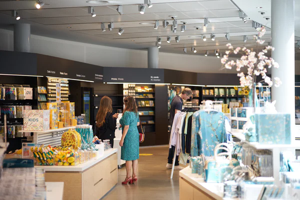 Bezoekers in de museumwinkel in de entreehal. Foto: Tomek Dersu Aaron